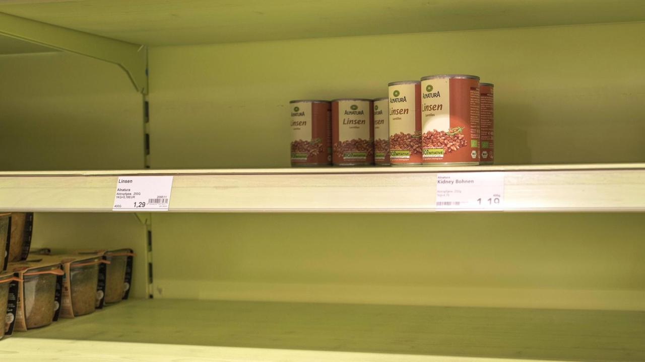 Fast leere Regale in einem Lebensmittelgeschäft Fast leere Regale in einem Lebensmittelgeschäft