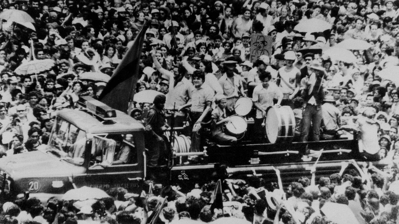 Menschen in Nicaragua feiern den Sieg der Sandinistischen Befreiungsfrontüber den Diktator Anastasio Somoza: Ein Feuerwehrauto bringt Mitglieder der neuen Übergangsregierung zum Nationalpalast in Managua (21 Juli 1979). Menschen in Nicaragua feiern den Sieg der Sandinistischen Befreiungsfrontüber den Diktator Anastasio Somoza: Ein Feuerwehrauto bringt Mitglieder der neuen Übergangsregierung zum Nationalpalast in Managua (21 Juli 1979).