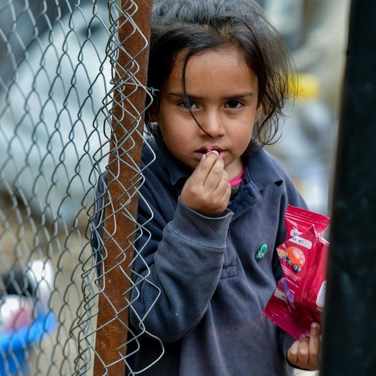 Ein Mädchen steht an einem Zaun im Flüchtlingslager Moria auf der griechischen Insel Lesbos