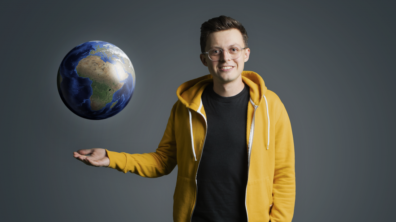 Der YouTuber und Science Influencer Jacob Beautemps neben einer Weltkugel