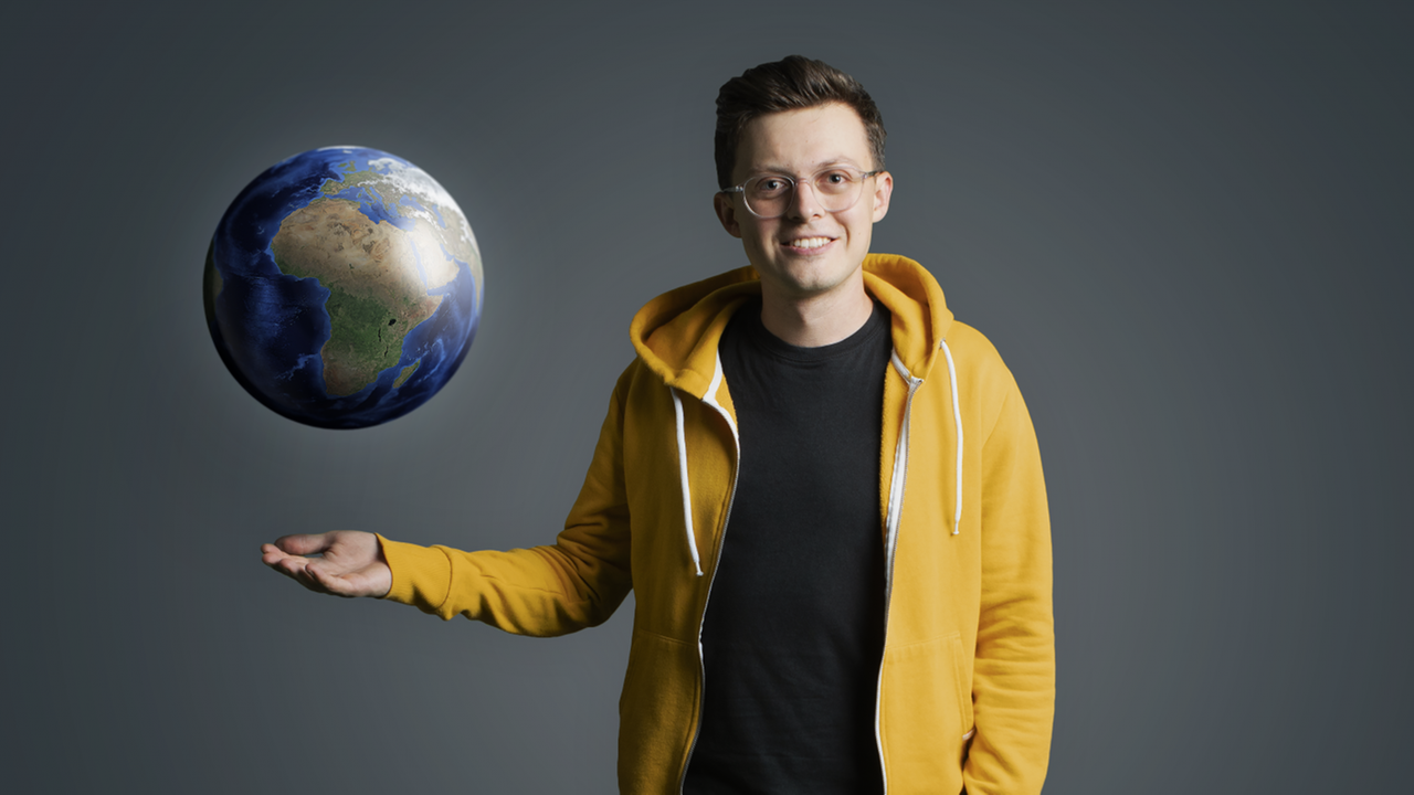 Der YouTuber und Science Influencer Jacob Beautemps neben einer Weltkugel Der YouTuber und Science Influencer Jacob Beautemps neben einer Weltkugel