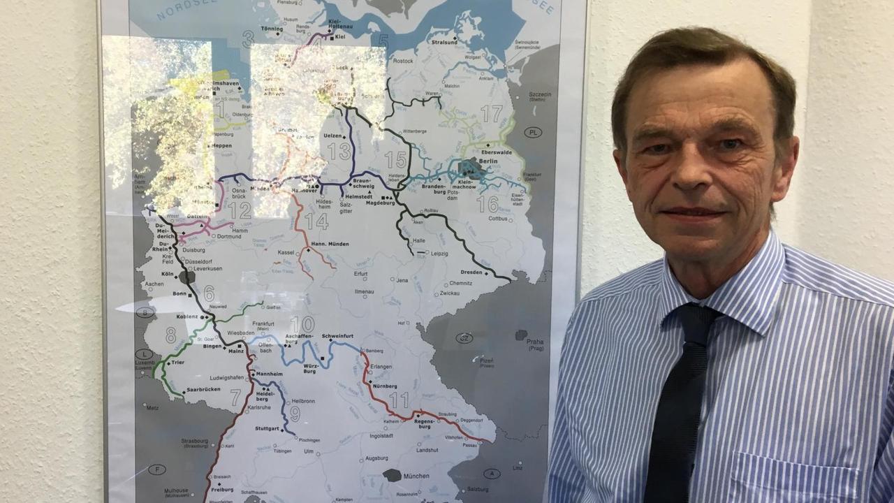 Das Foto zeigt den Bauingenieur Hans-Heinrich Witte, Präsident der Generaldirektion Wasserstraßen und Schifffahrt, vor einer Gewässerkarte. Das Foto zeigt den Bauingenieur Hans-Heinrich Witte, Präsident der Generaldirektion Wasserstraßen und Schifffahrt, vor einer Gewässerkarte.