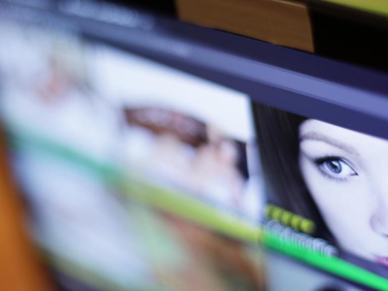 Ein Laptop zeigt eine Video-Auswahl einschlägiger Erotikangebote im Netz.