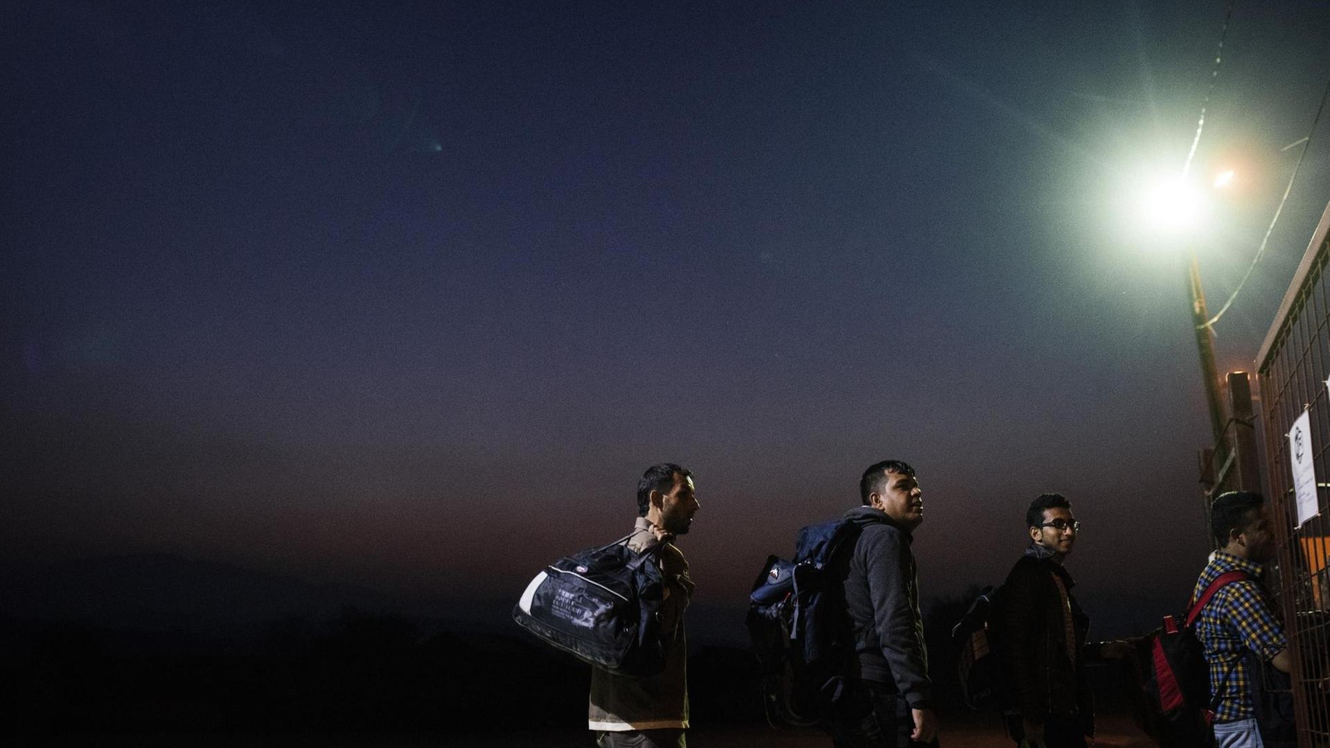 Migranten und Flüchtlinge an einer Registrierungsstation an der griechisch-mazedonischen Grenze in der Nähe von Gevgelija. Migranten und Flüchtlinge an einer Registrierungsstation an der griechisch-mazedonischen Grenze in der Nähe von Gevgelija.