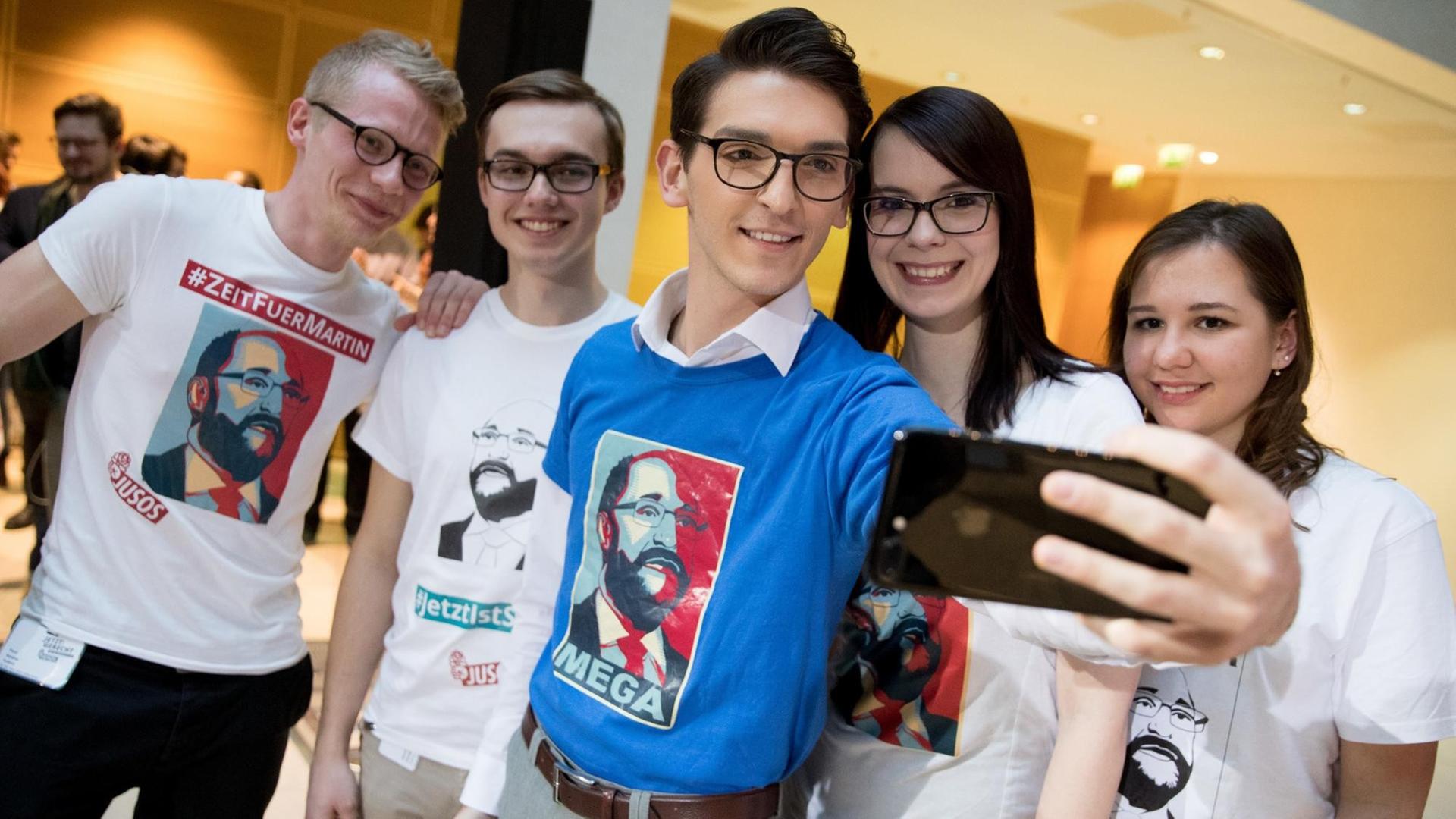 Mitglieder der Jungsozialisten in der SPD (Jusos) nehmen am 03.03.2017 in der SPD-Parteizentrale in Berlin, vor einer Konferenz der Jusos mit SPD-Kanzlerkandidat Martin Schulz, ein Selfie auf. Die Jusos tragen T-Shirts mit einem Porträt von Schulz. Mitglieder der Jungsozialisten in der SPD (Jusos) nehmen am 03.03.2017 in der SPD-Parteizentrale in Berlin, vor einer Konferenz der Jusos mit SPD-Kanzlerkandidat Martin Schulz, ein Selfie auf. Die Jusos tragen T-Shirts mit einem Porträt von Schulz.