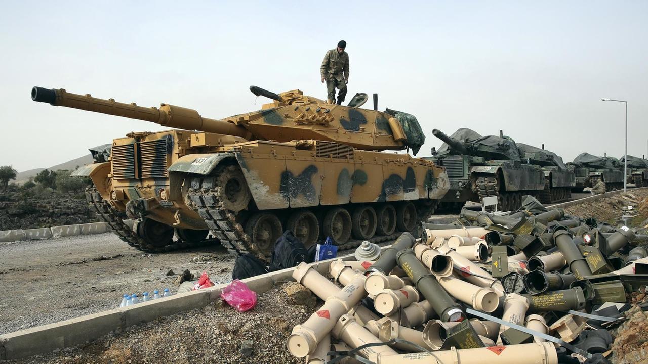 Das Bild vom 22.1.2018 zeigt, wie türkische Soldaten in Sugedigi/Türkei ihre Panzer für die Syrien-Offensive vorbereiten. Das Bild vom 22.1.2018 zeigt, wie türkische Soldaten in Sugedigi/Türkei ihre Panzer für die Syrien-Offensive vorbereiten.