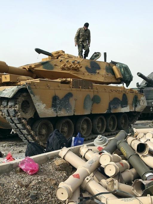 Das Bild vom 22.1.2018 zeigt, wie türkische Soldaten in Sugedigi/Türkei ihre Panzer für die Syrien-Offensive vorbereiten.