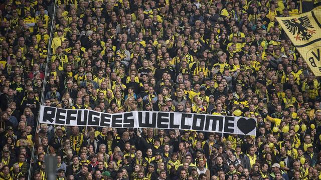 Borussia Dortmund-Fans mit "Refugees Welcome"-Banner im Stadion