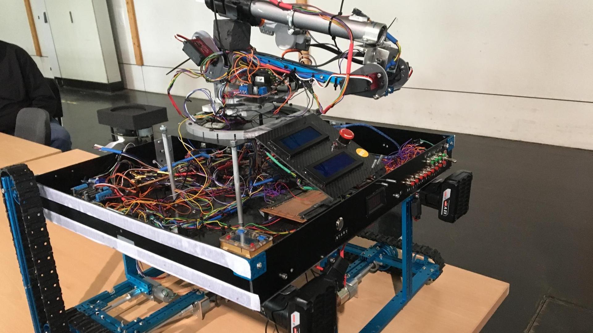 Der Roboter "Loch Ness" besteht aus einem Metallrahmen mit zahlreichen Kabeln und Computer-Chips. Der Roboter "Loch Ness" besteht aus einem Metallrahmen mit zahlreichen Kabeln und Computer-Chips.