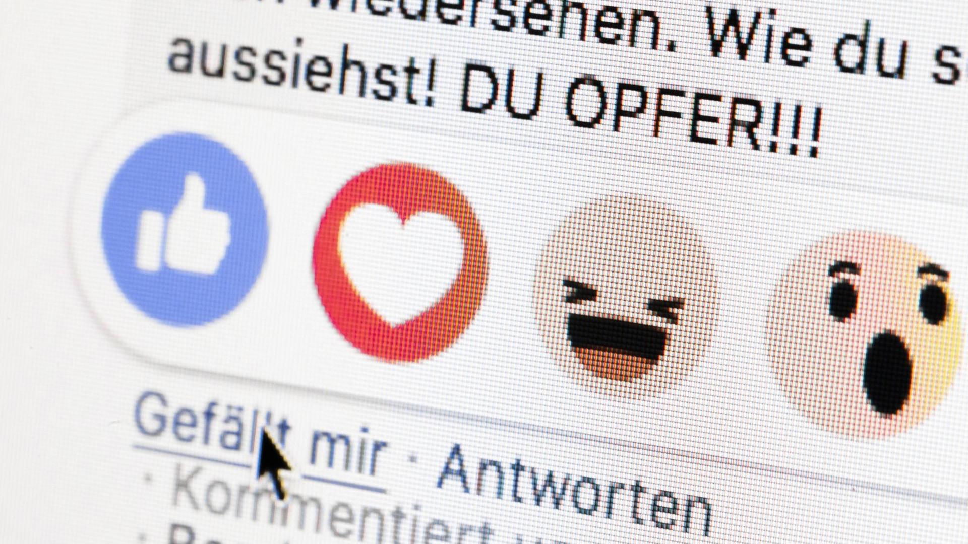 Gestellte Aufnahme zum Thema Mobbing in sozialen Netzwerken. Neben dem "Gefällt mir Button" von facebook sind die Worte "Du Opfer" zu sehen. Gestellte Aufnahme zum Thema Mobbing in sozialen Netzwerken. Neben dem "Gefällt mir Button" von facebook sind die Worte "Du Opfer" zu sehen.
