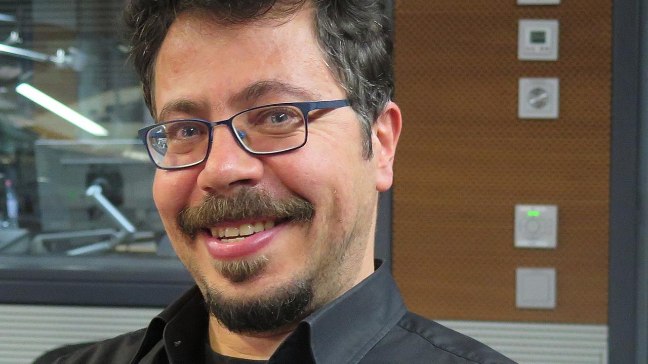 Der Politikwissenschaftler Bernd Ladwig im Studio von Deutschlandfunk Kultur. Der Politikwissenschaftler Bernd Ladwig im Studio von Deutschlandfunk Kultur.