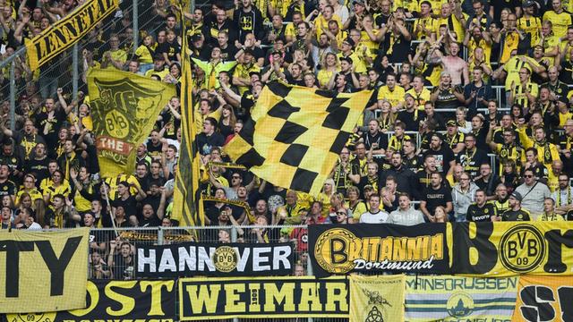 Fans von Borussia Dortmund feuern ihre Mannschaft während des Spiels beim VfL Wolfsburg an.