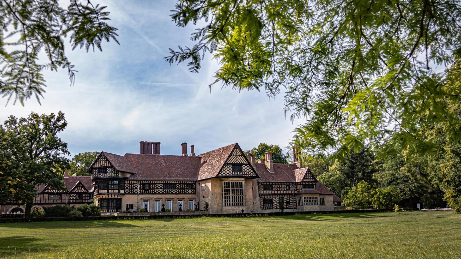Blick auf das Schloss Cecilienhof in Potsdam. Im Vordergrund raken Äste ins Bild. Blick auf das Schloss Cecilienhof in Potsdam. Im Vordergrund raken Äste ins Bild.
