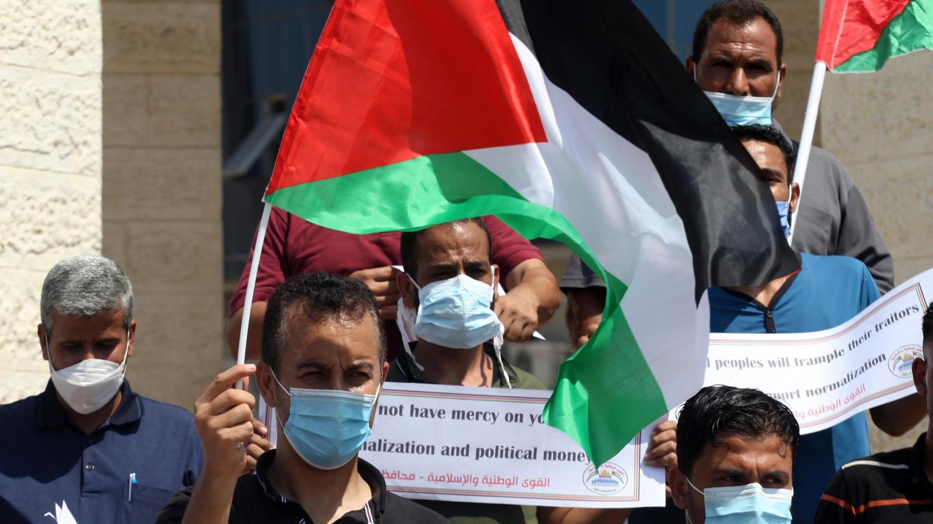 Palästinenser im Gaza-Streifen protestieren im September 2020 gegen die Verträge zur Normalisierung der Beziehungen der Golfstaaten Bahrain und Vereinigte Arabische Emirate mit Israel Palästinenser im Gaza-Streifen protestieren im September 2020 gegen die Verträge zur Normalisierung der Beziehungen der Golfstaaten Bahrain und Vereinigte Arabische Emirate mit Israel