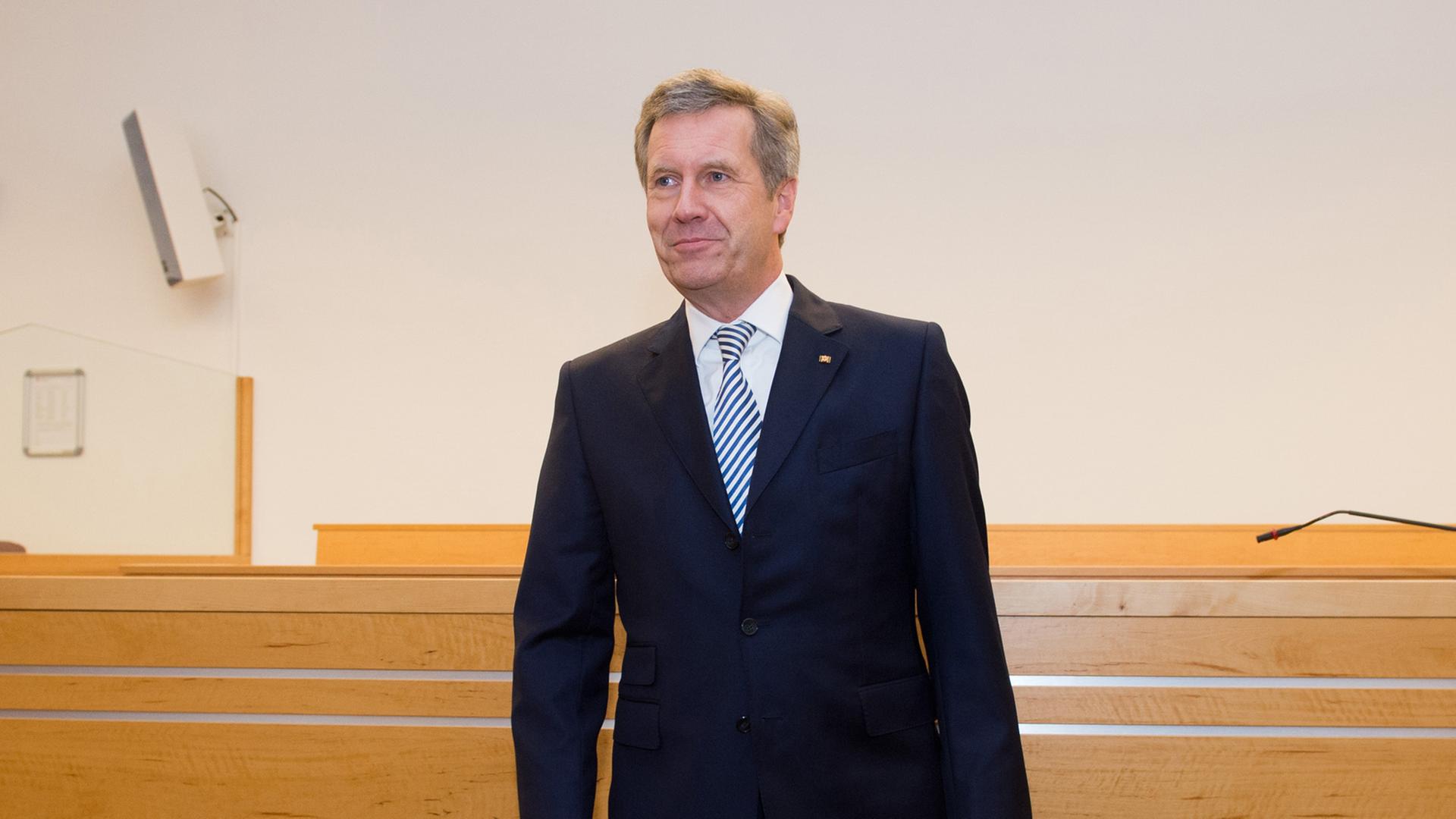 Christian Wulff im Gerichtssaal in Hannover. Er steht hinter einem Stuhl. Christian Wulff im Gerichtssaal in Hannover. Er steht hinter einem Stuhl.