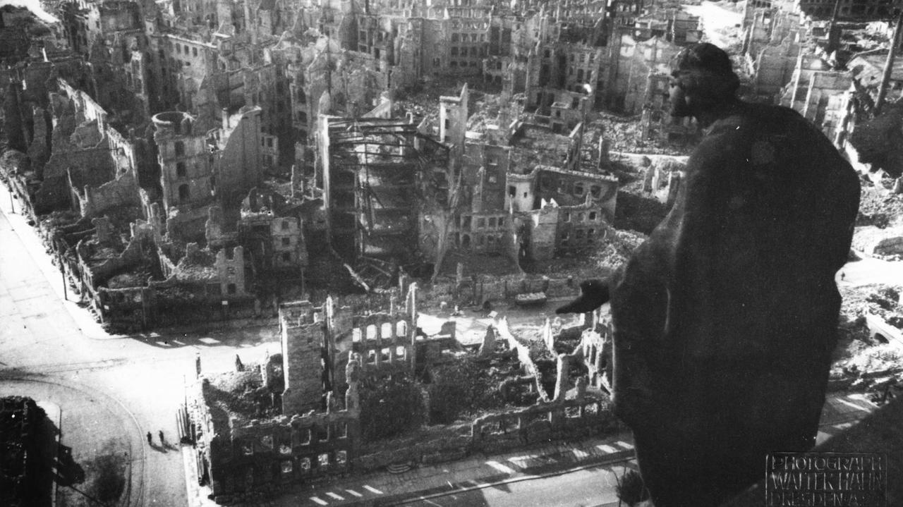 Blick vom Rathausturm auf die Ruinen der Dresdener Innenstadt am 14. Februar 1945.