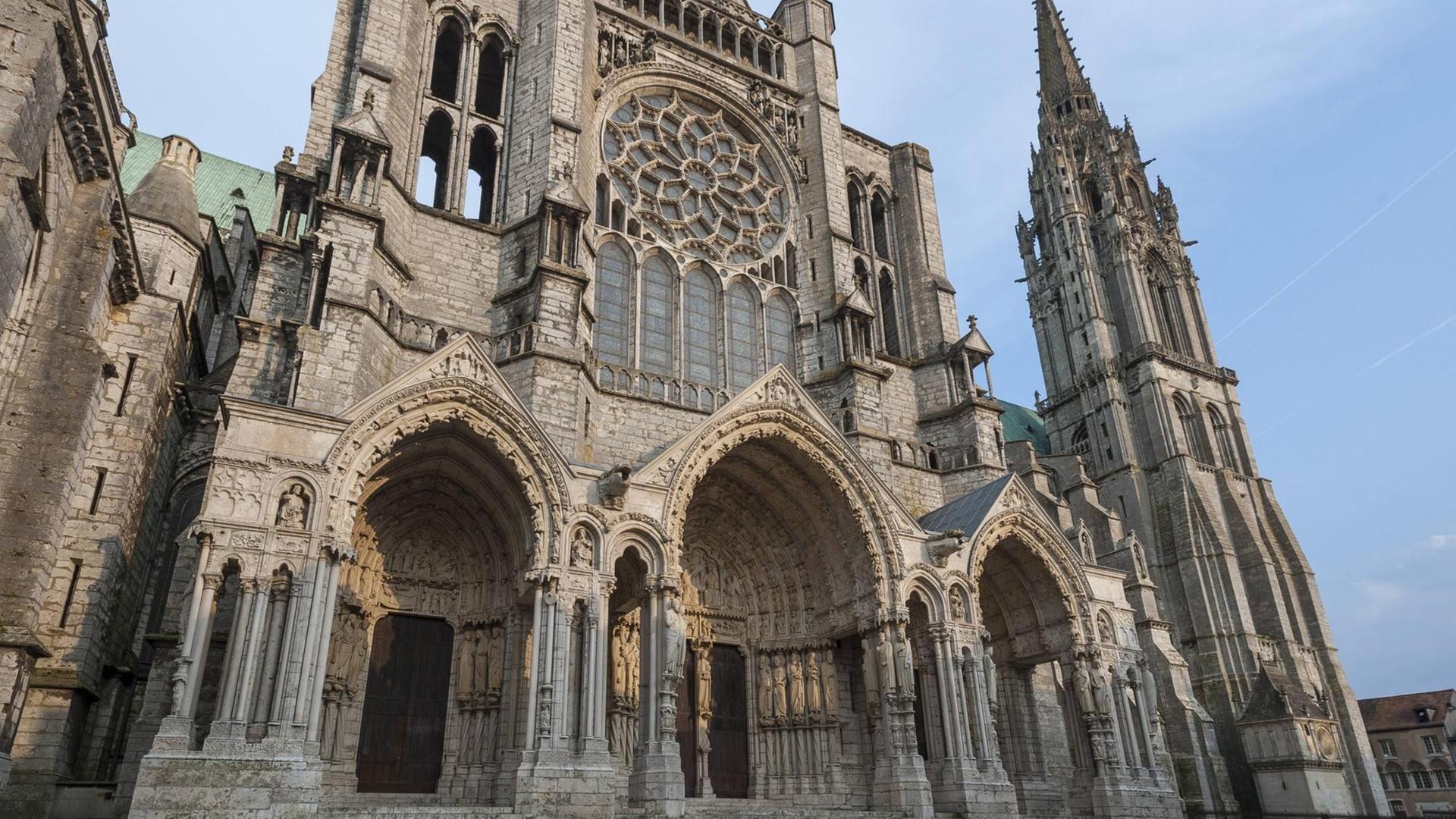 Eine Außenansicht der gotischen Kathedrale von Chartres in der Normandie Eine Außenansicht der gotischen Kathedrale von Chartres in der Normandie