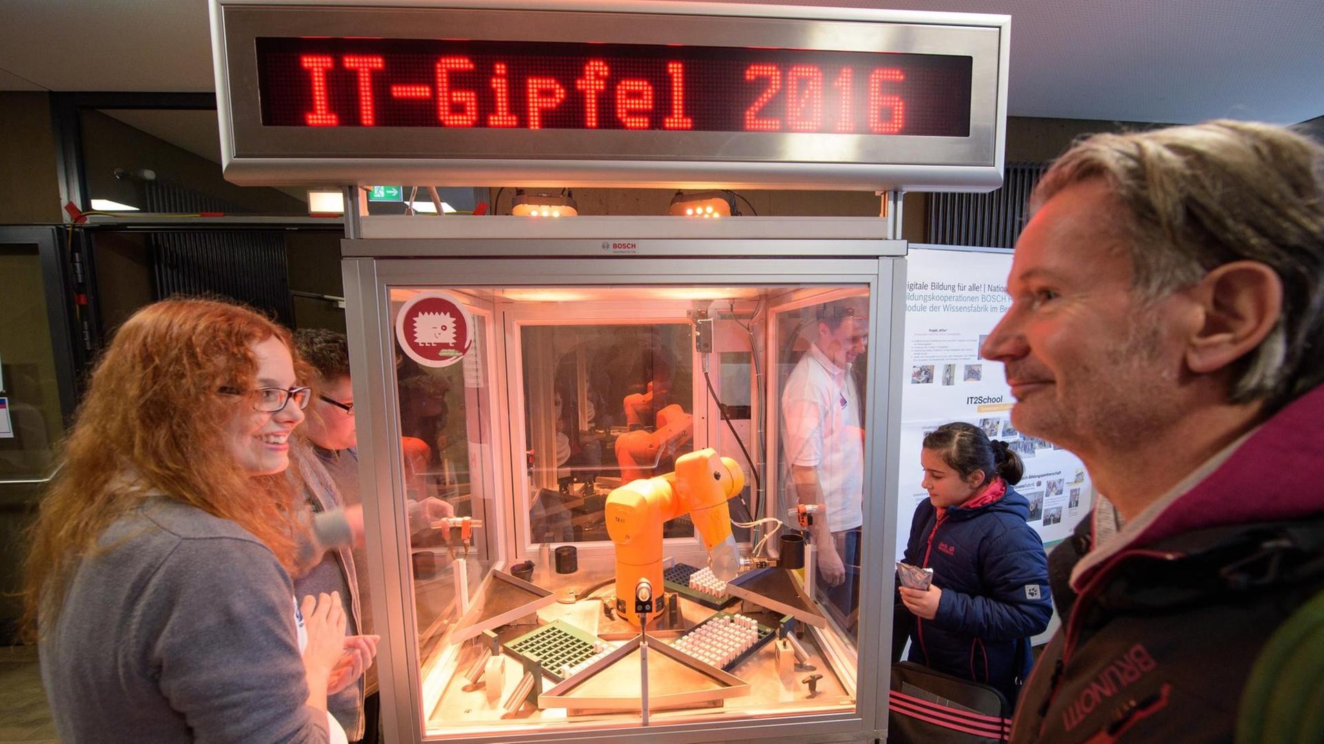 Ein Roboter sortiert am 16.11.2016 beim 10. Nationalen IT Gipfel an der Universität des Saarlandes in Saarbrücken (Saarland) Radiergummis. Beim IT-Gipfel in Saarbrücken steht digitale Bildung im Mittelpunkt.