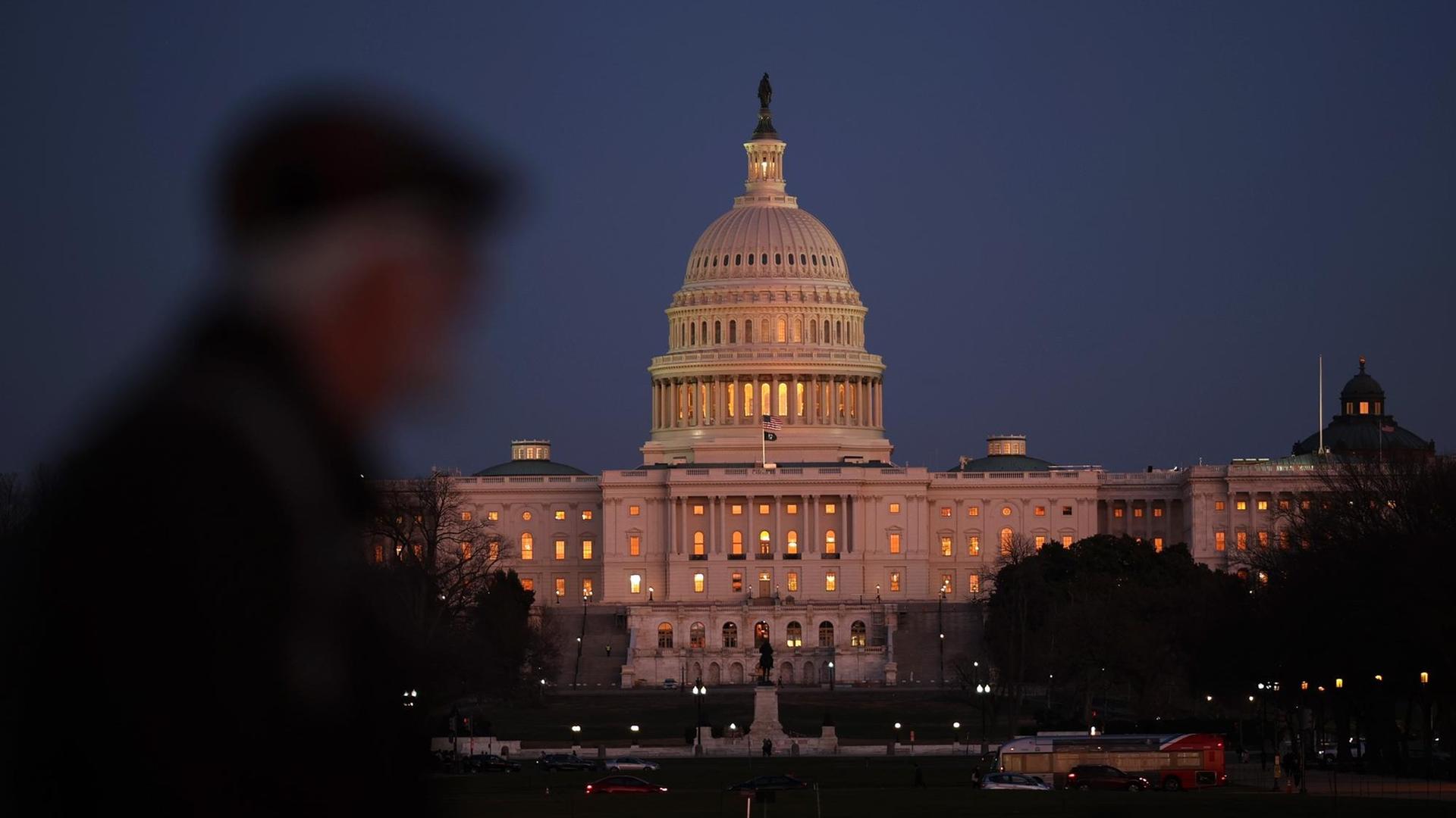 Blick auf das beleuchtete Capitol in Washington