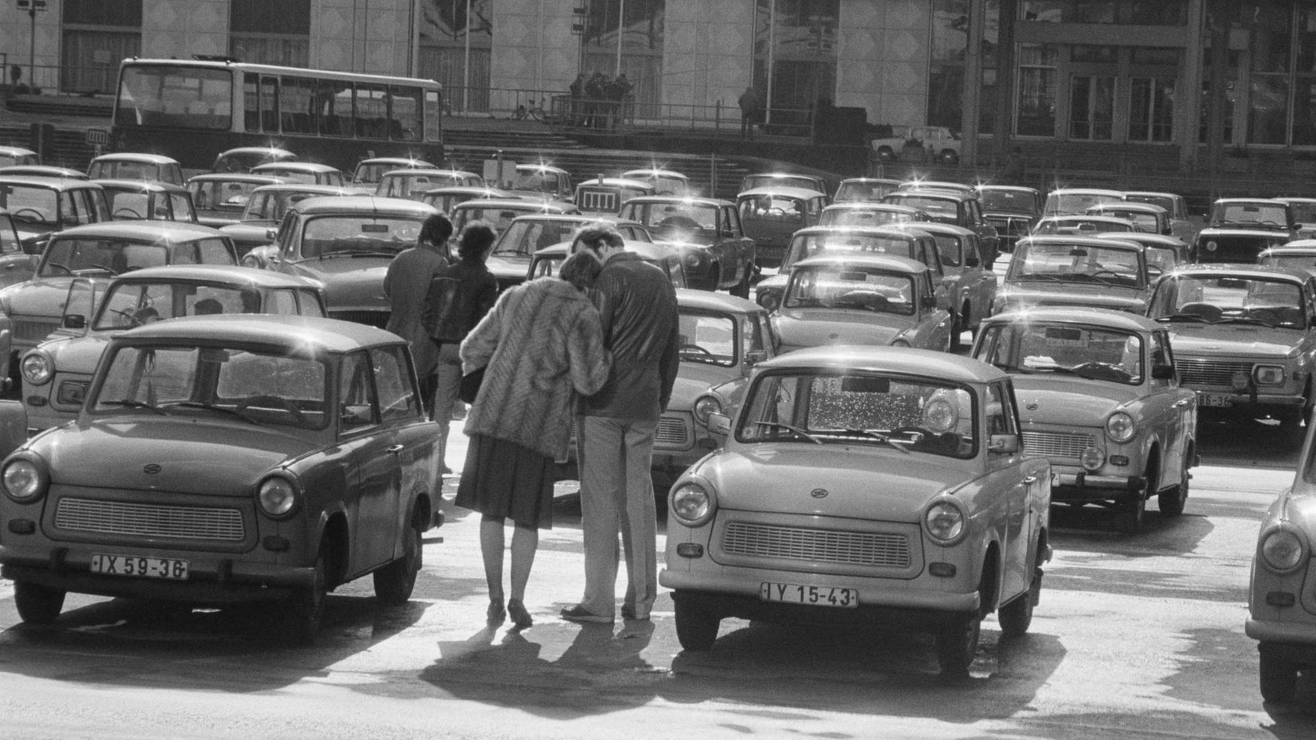 Pärchen auf dem heutigen Schloßplatz, vor dem Außenministerium der DDR, Berlin-Mitte, 1984, Berlin, DDR, Deutschland, Europa Pärchen auf dem heutigen Schloßplatz, vor dem Außenministerium der DDR, Berlin-Mitte, 1984, Berlin, DDR, Deutschland, Europa