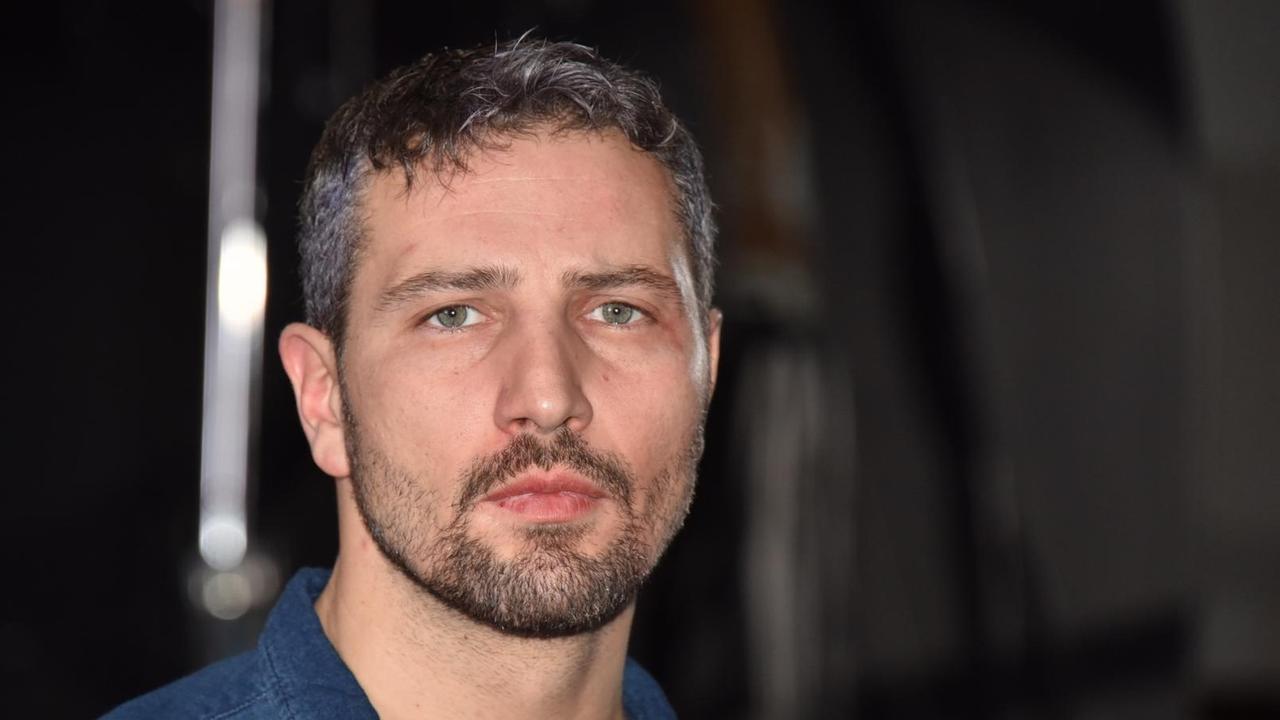 Der österreichische Schauspieler und Rapper Murathan Muslu posiert 2017 in Köln am Set des Thrillers "7500". Der österreichische Schauspieler und Rapper Murathan Muslu posiert 2017 in Köln am Set des Thrillers "7500".