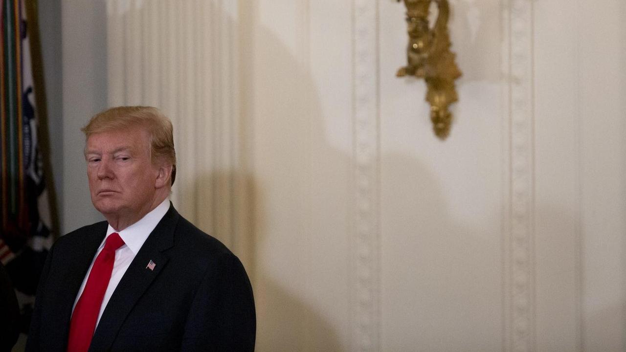 US-Präsident Donald J. Trump an einer Wand mit einem Wandleuchter im Weißen Haus am 18. April 2019. US-Präsident Donald J. Trump an einer Wand mit einem Wandleuchter im Weißen Haus am 18. April 2019.