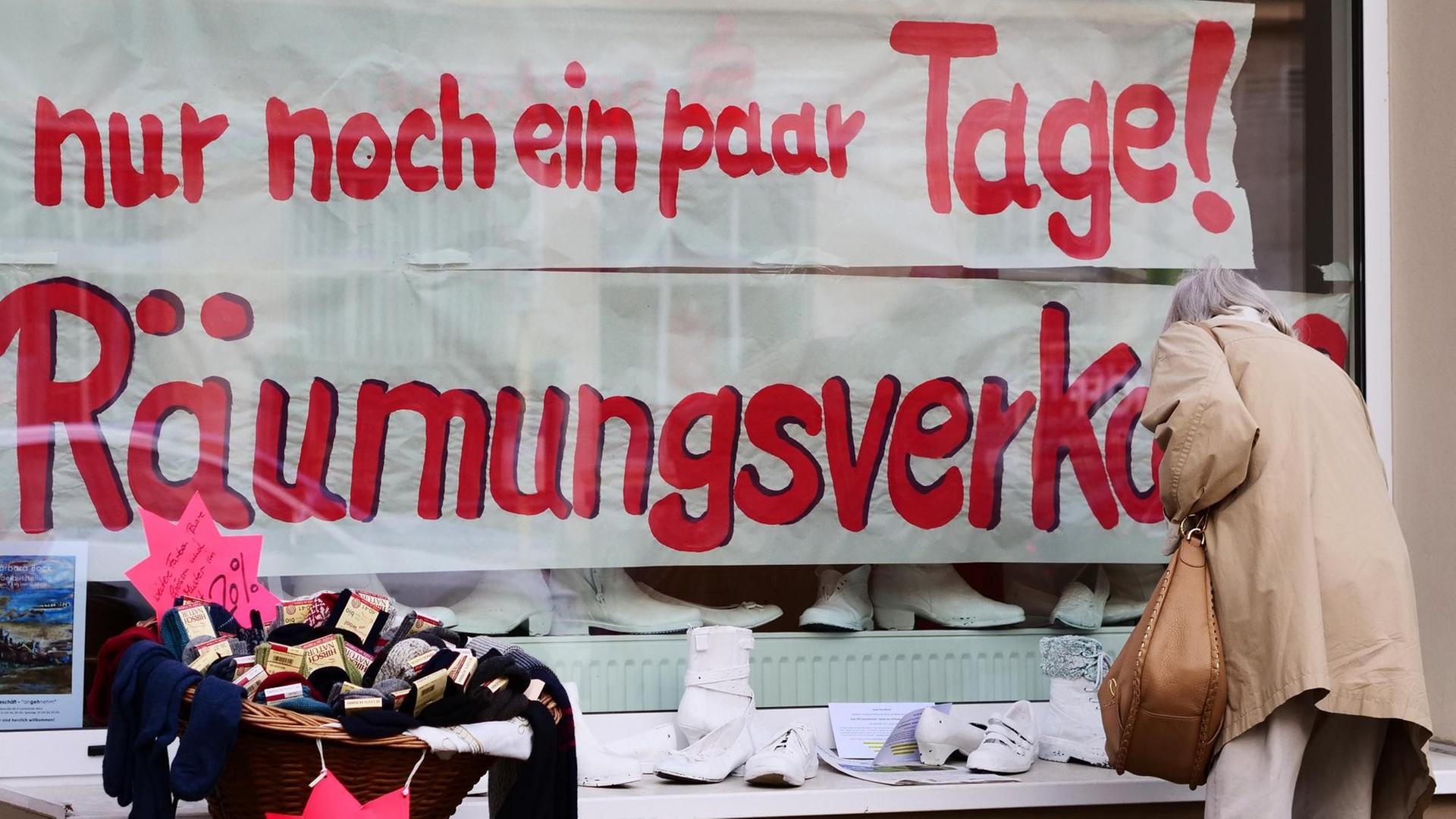 "nur noch ein paar Tage!" und "Raeumungsverkauf" steht im Schaufenster eines kleinen Schuhladens, der in der Corona-Pandemie schliessen muss. "nur noch ein paar Tage!" und "Raeumungsverkauf" steht im Schaufenster eines kleinen Schuhladens, der in der Corona-Pandemie schliessen muss.