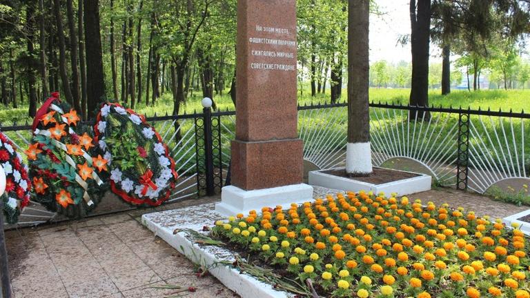 Gedenkstein am Ort der Verbrennungsgrube in Schaschkowka, in der 50.000 Menschen vernichtet wurden.