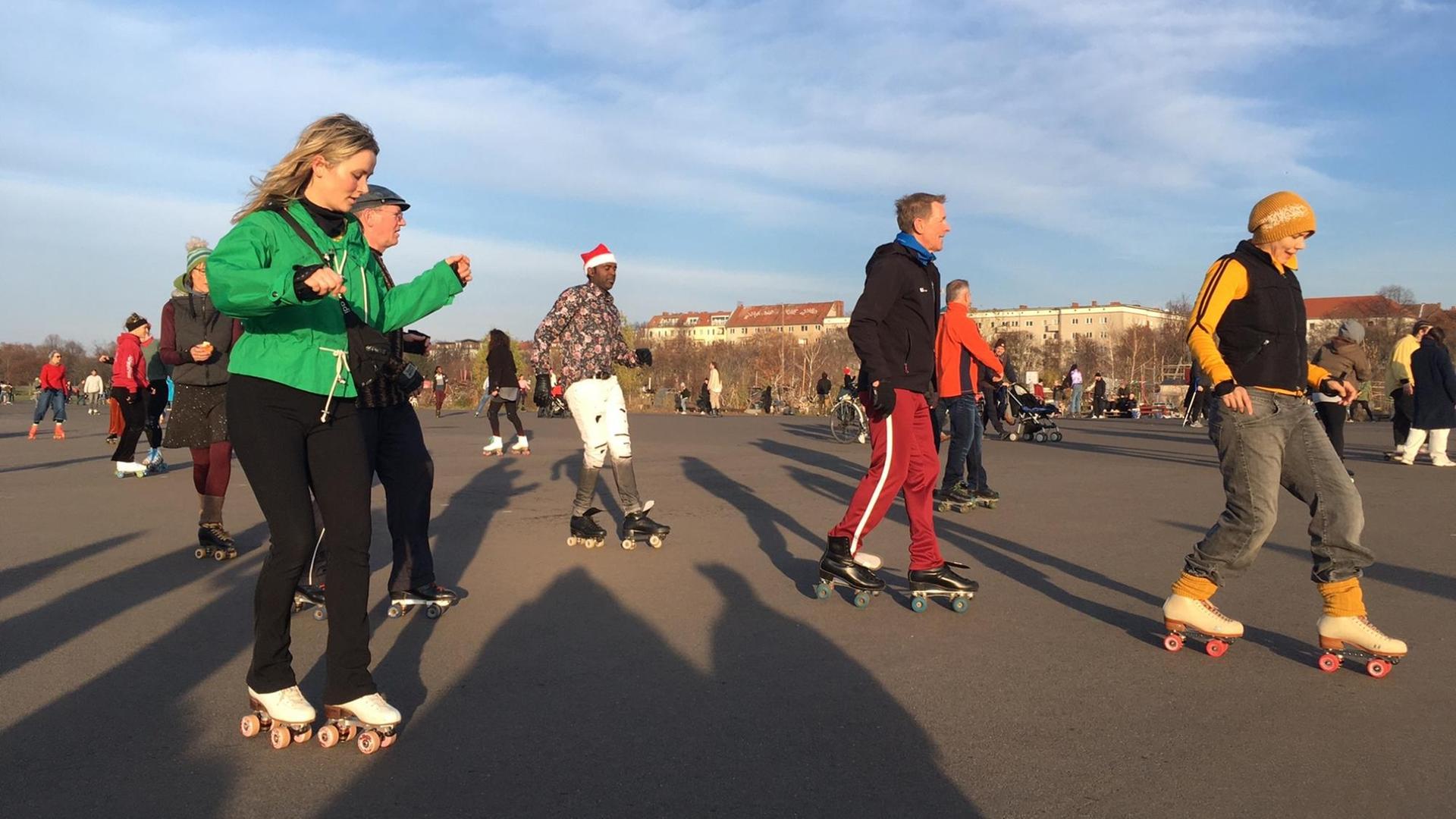Mitglieder von "Rollers Incorporated" trainieren auf dem Tempelhofer Feld. Mitglieder von "Rollers Incorporated" trainieren auf dem Tempelhofer Feld.