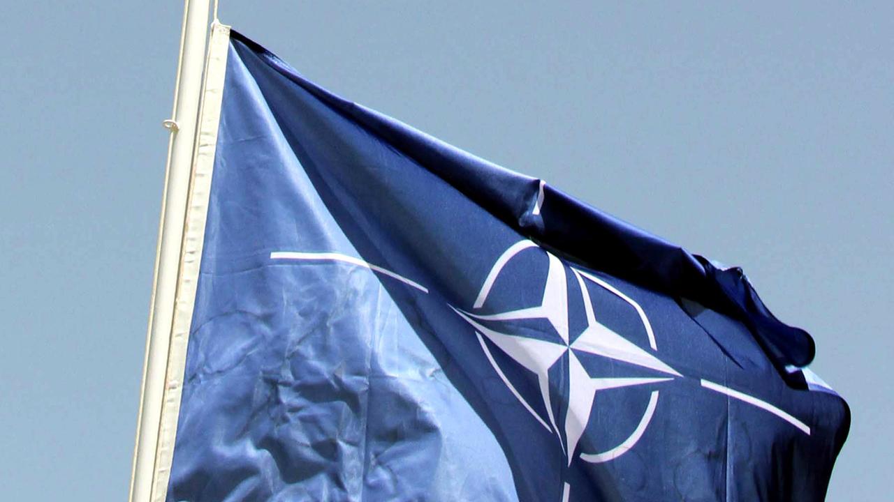 Die Nato-Flagge weht im Wind. Die Nato-Flagge weht im Wind.