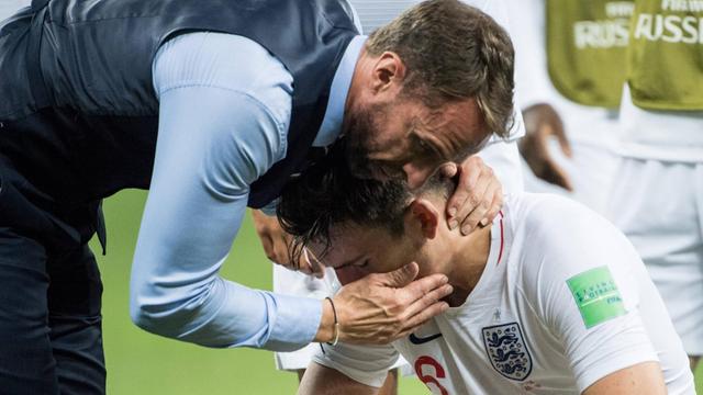 Der englische Nationaltrainer Gareth Southgate (l.) troestet Spieler Harry Maguire (r.) nach dem Halbfinal-Aus bei der Fußball-WM in Russland.