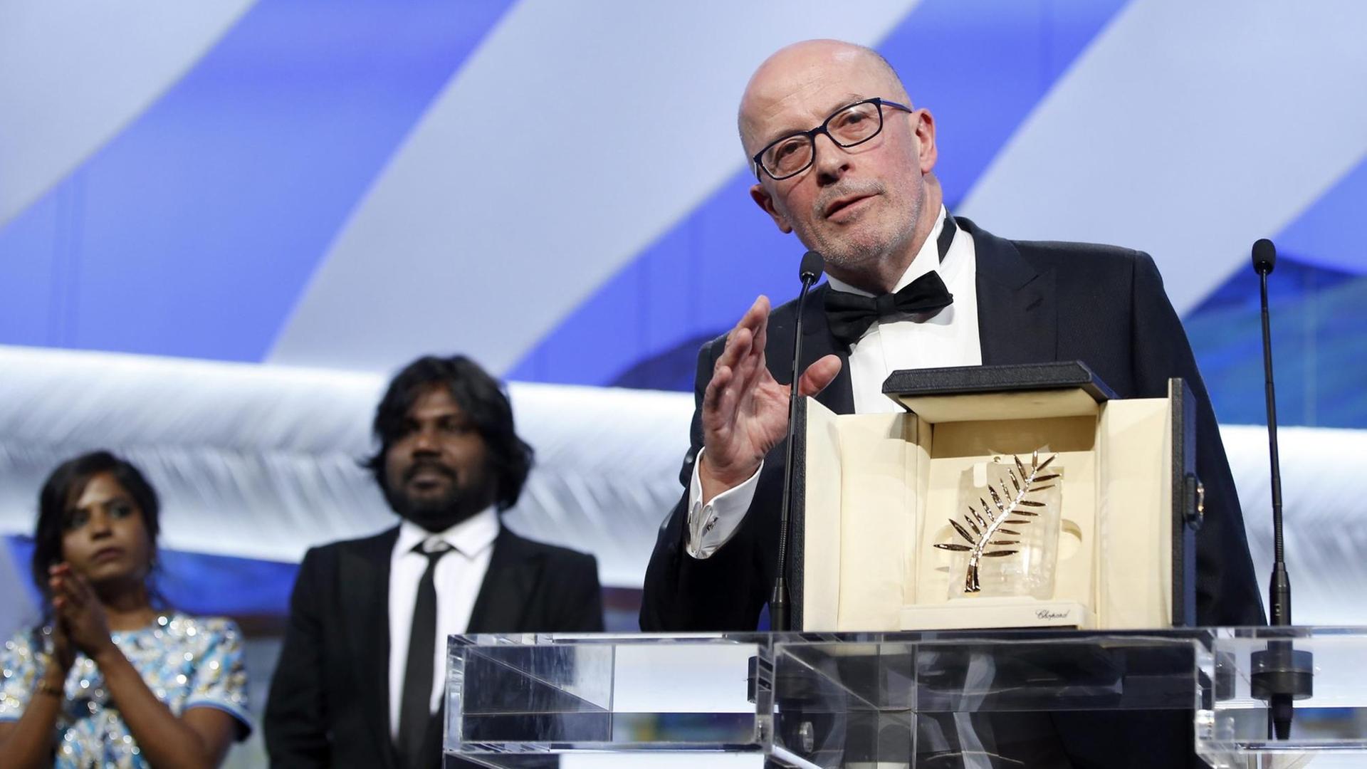 Der französische Filmemacher Jacques Audiard mit der Goldenen Palme von Cannes. Der französische Filmemacher Jacques Audiard mit der Goldenen Palme von Cannes.