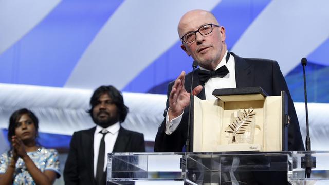Der französische Filmemacher Jacques Audiard mit der Goldenen Palme von Cannes.