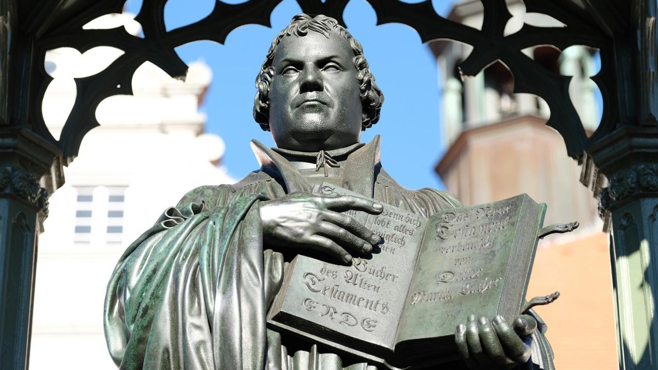 Das Martin Luther-Denkmal auf dem Marktplatz in Wittenberg/Sachsen-Anhalt. Das Martin Luther-Denkmal auf dem Marktplatz in Wittenberg/Sachsen-Anhalt.