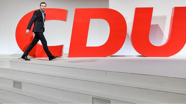 Paul Ziemiak geht beim CDU-Bundesparteitag auf die Bühne. Im Hintergrund ein großes CDU-Logo.