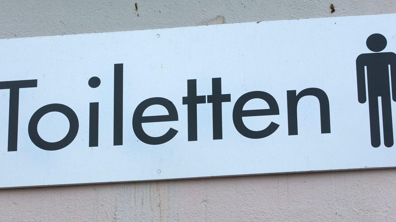 Schlachtermarkt in Schwerin: Ein Schild weist auf eine öffentliche Toilette hin. Schlachtermarkt in Schwerin: Ein Schild weist auf eine öffentliche Toilette hin.