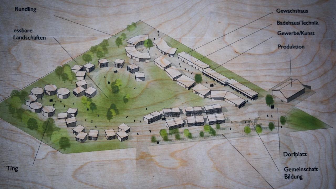 Gezeichneter Entwurf eines Dorfes auf einem Holzbrett Gezeichneter Entwurf eines Dorfes auf einem Holzbrett