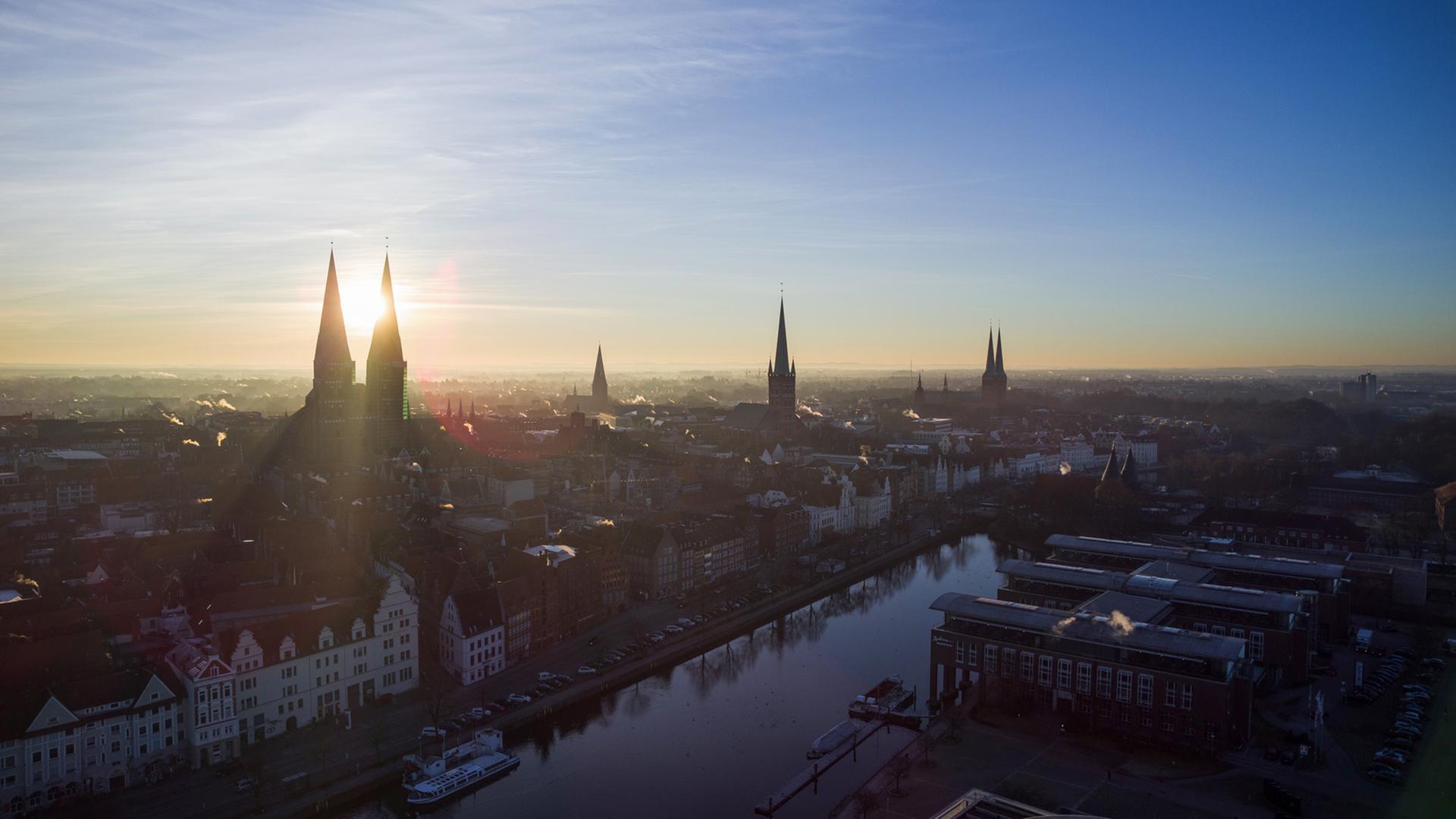 Die Sonne geht hinter der Stadt auf Die Sonne geht hinter der Stadt auf
