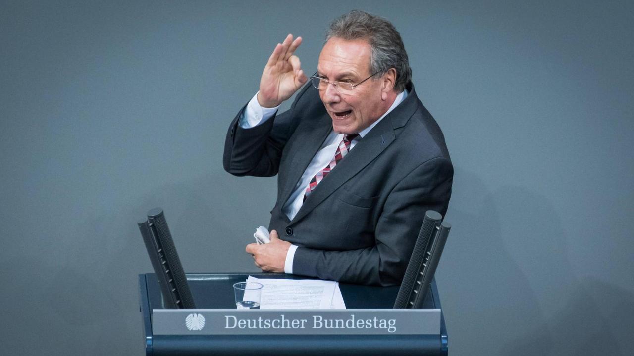 Im Bild ist Klaus Ernst DIE LINKE während der Sitzung des deutschen Bundestags zu sehen. Im Bild ist Klaus Ernst DIE LINKE während der Sitzung des deutschen Bundestags zu sehen.