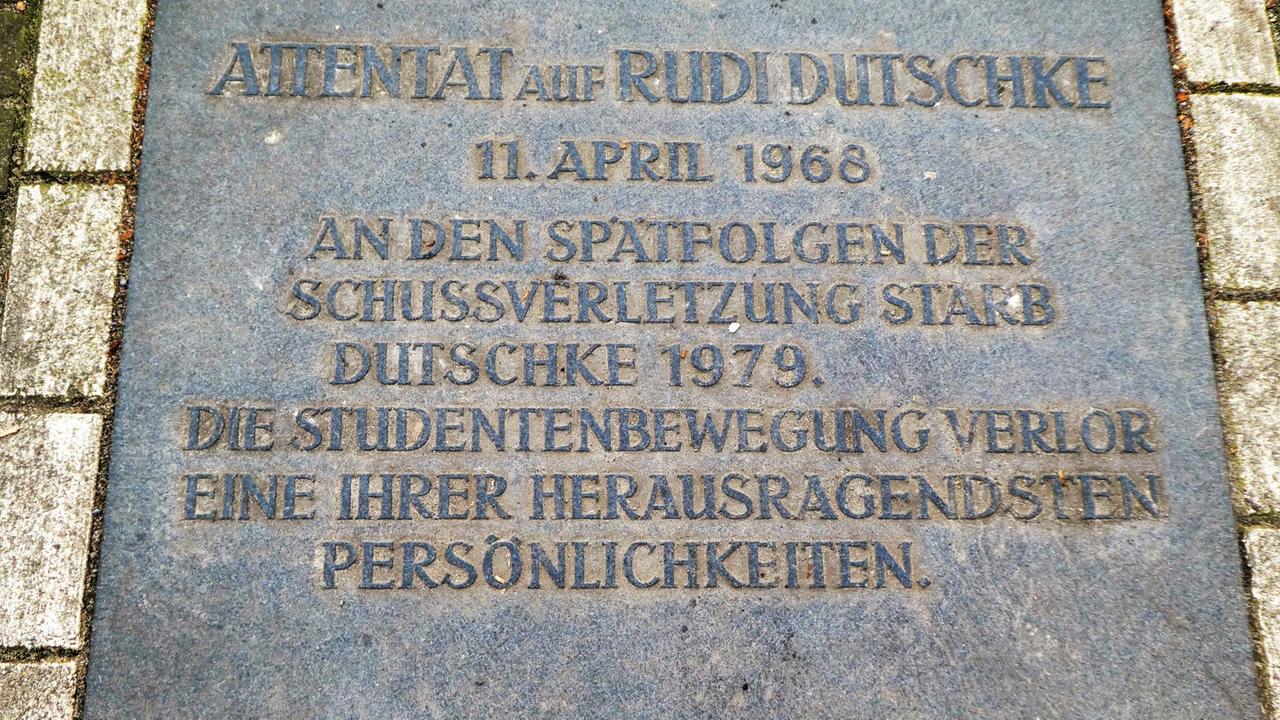 Eine Gedenktafel erinnert am Kurfürstendamm an das Attentat auf Rudi Dutschke. Eine Gedenktafel erinnert am Kurfürstendamm an das Attentat auf Rudi Dutschke.