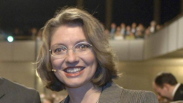 Die beiden Fernsehjournalisten des Hessischen Rundfunks, Ester Schapira (r) und Georg M. Hafner (Mitte) erhalten bei der Eröffnung der christlich-jüdischen Woche der Brüderlichkeit am Sonntag (11.03.07) in Mannheim die Buber-Rosenzweig-Medaille. Die beiden Fernsehjournalisten des Hessischen Rundfunks, Ester Schapira (r) und Georg M. Hafner (Mitte) erhalten bei der Eröffnung der christlich-jüdischen Woche der Brüderlichkeit am Sonntag (11.03.07) in Mannheim die Buber-Rosenzweig-Medaille.