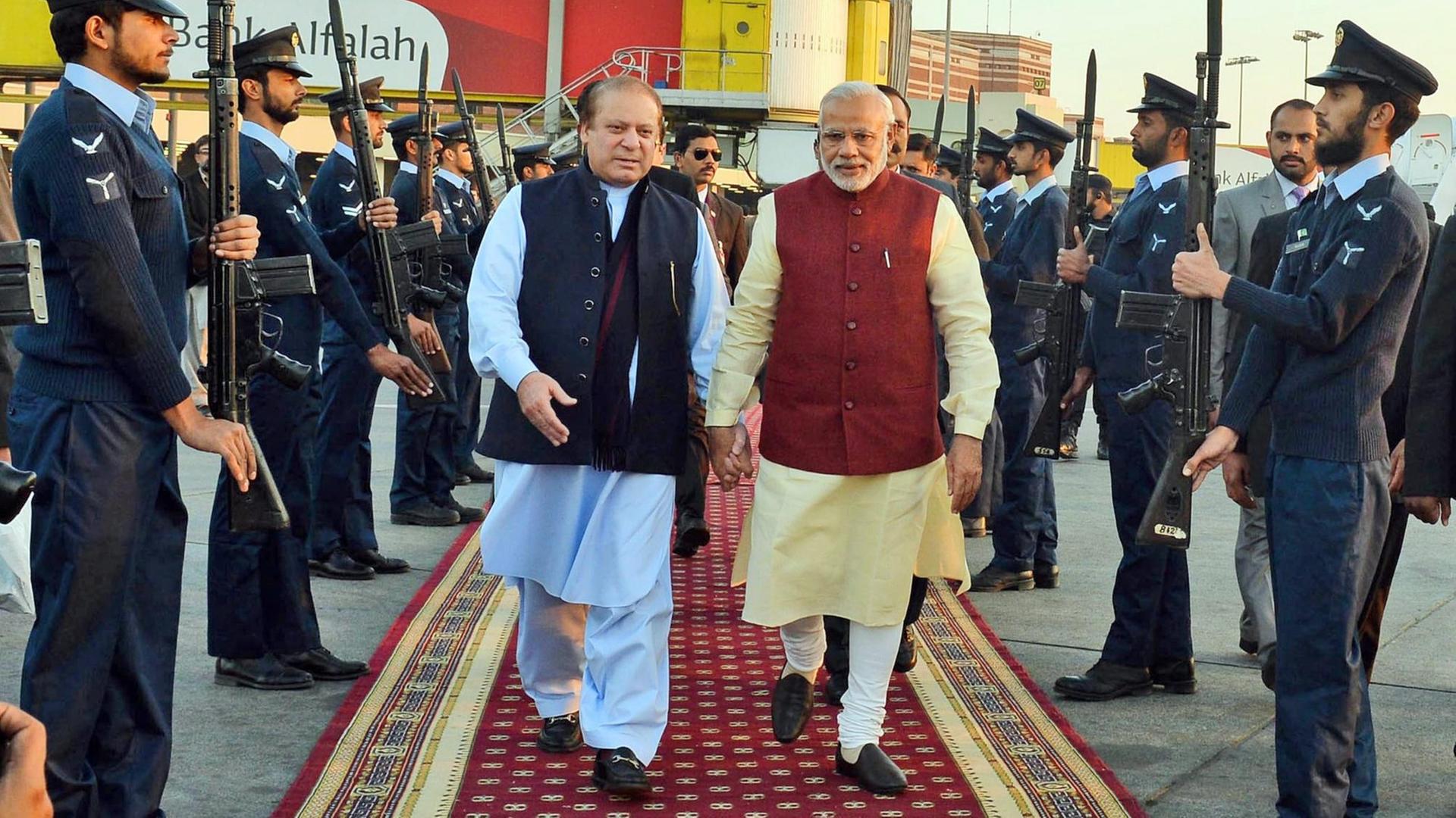Zu sehen sind Überraschungsbesuch: Indiens Regierungschef Modi (Mitte rechts) und der pakistanische Ministerpräsident Sharif (Mitte, links)