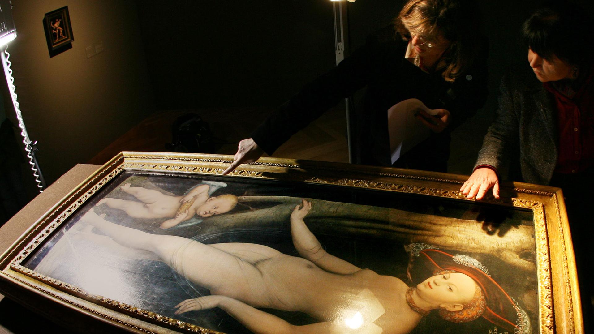 Das Bild "Venus und Amor als Honigdieb" von Lucas Cranach dem Älteren untersuchen Expertinnen des Städel-Museums in Frankfurt am Dienstag (20.11.2007). Das Bild "Venus und Amor als Honigdieb" von Lucas Cranach dem Älteren untersuchen Expertinnen des Städel-Museums in Frankfurt am Dienstag (20.11.2007).