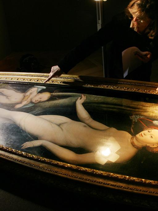 Das Bild "Venus und Amor als Honigdieb" von Lucas Cranach dem Älteren untersuchen Expertinnen des Städel-Museums in Frankfurt am Dienstag (20.11.2007).