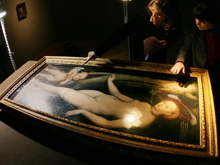 Das Bild "Venus und Amor als Honigdieb" von Lucas Cranach dem Älteren untersuchen Expertinnen des Städel-Museums in Frankfurt am Dienstag (20.11.2007).