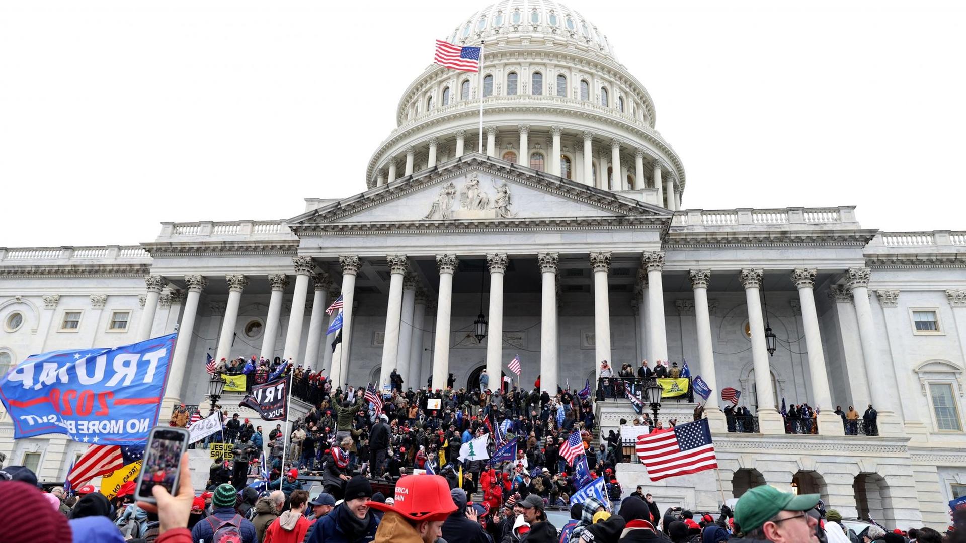 In Washington kam es zu gewaltsamen Protesten. In Washington kam es zu gewaltsamen Protesten.