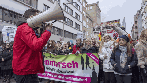 Demonstration mit Transparent auf dem sogenannten "Marsch der Frauen", organisiert von Mitgliedern der rechtspopulistischen Partei AfD (Alternative für Deutschland) und Leyla Bilge, Referentin der AfD.