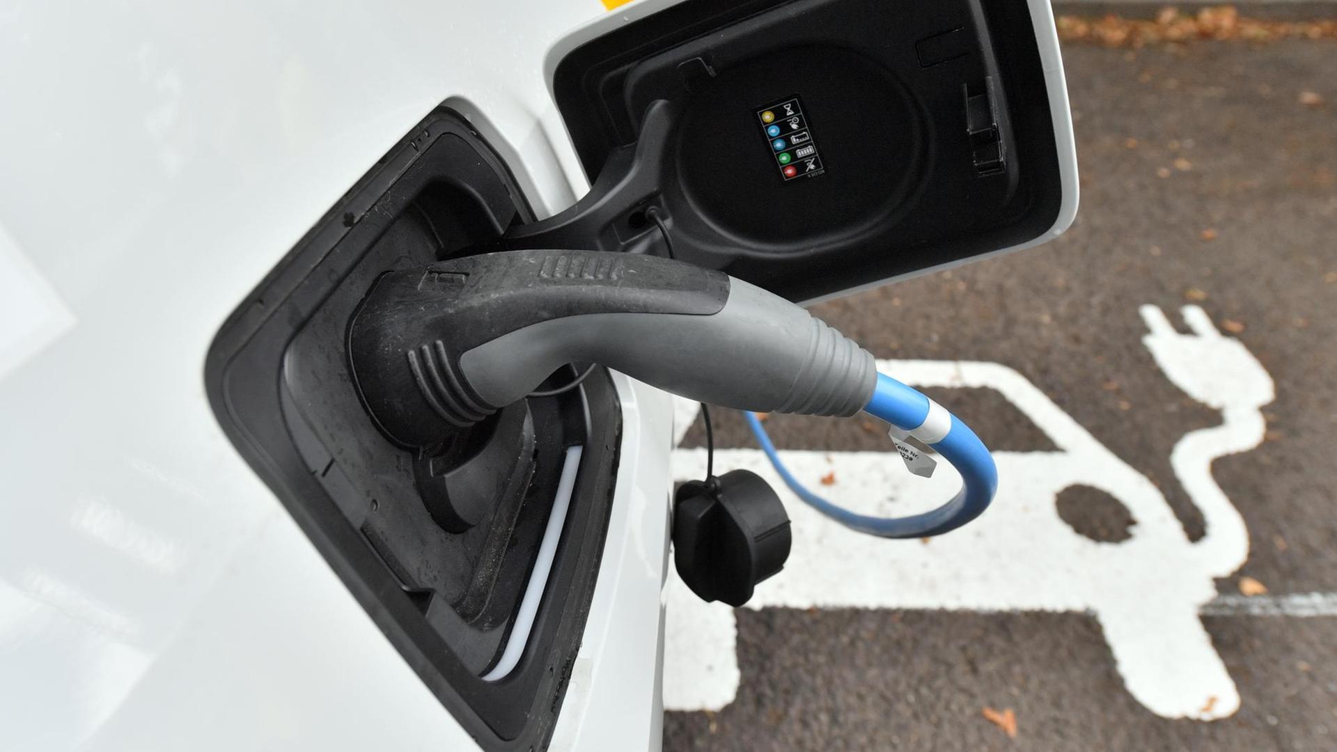 Öffentlich nutzbarer Ladepunkt für Elektroautos Öffentlich nutzbarer Ladepunkt für Elektroautos