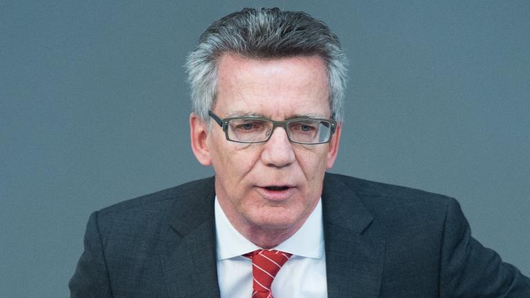 Bundesinnenminister Thomas de Maizière (CDU) am Rednerpult im Bundestag Bundesinnenminister Thomas de Maizière (CDU) am Rednerpult im Bundestag