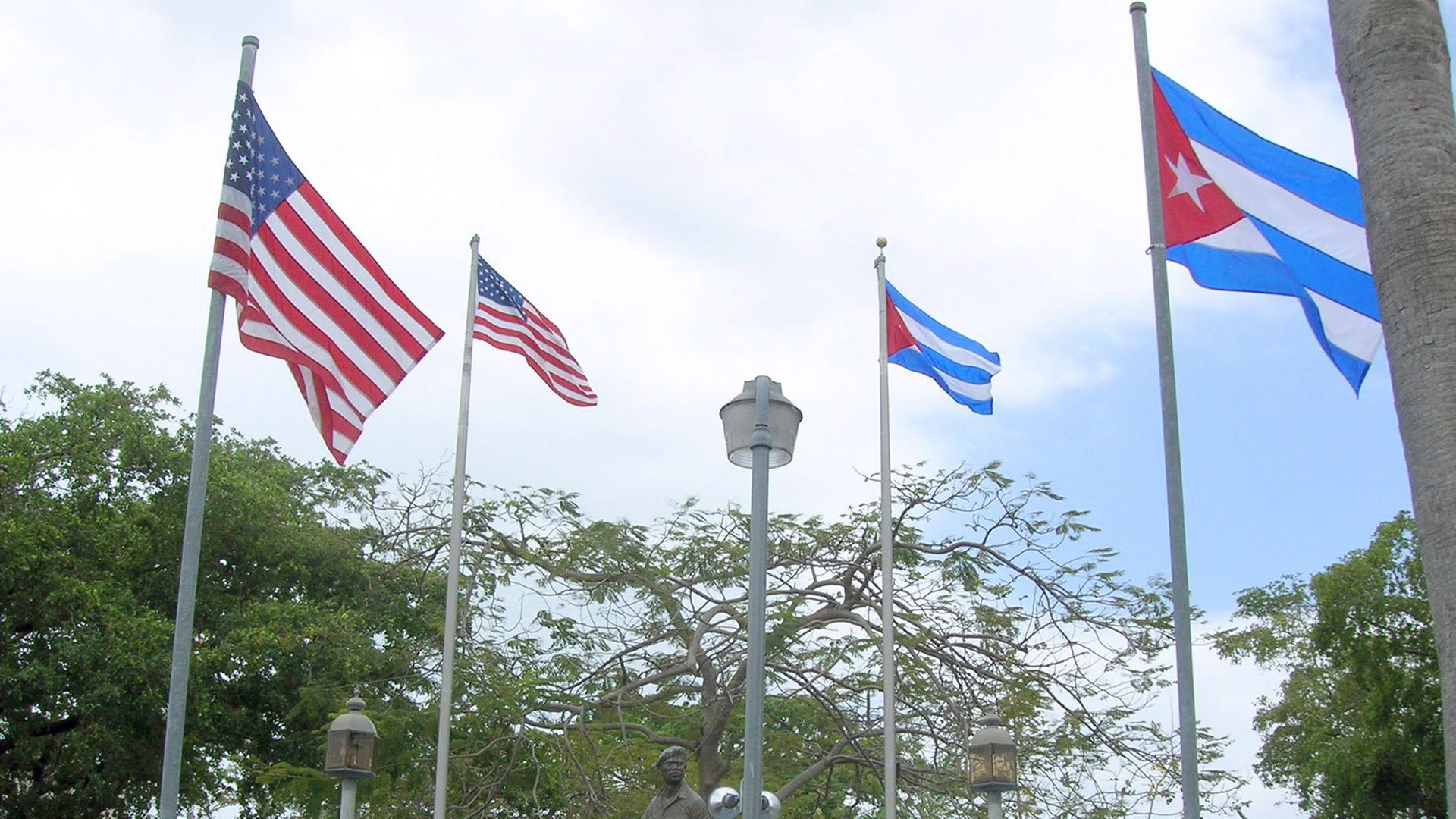 Über einem Gedenkplatz im kubanischen Viertel Miamis wehen die Flaggen der USA und Kubas. Über einem Gedenkplatz im kubanischen Viertel Miamis wehen die Flaggen der USA und Kubas.